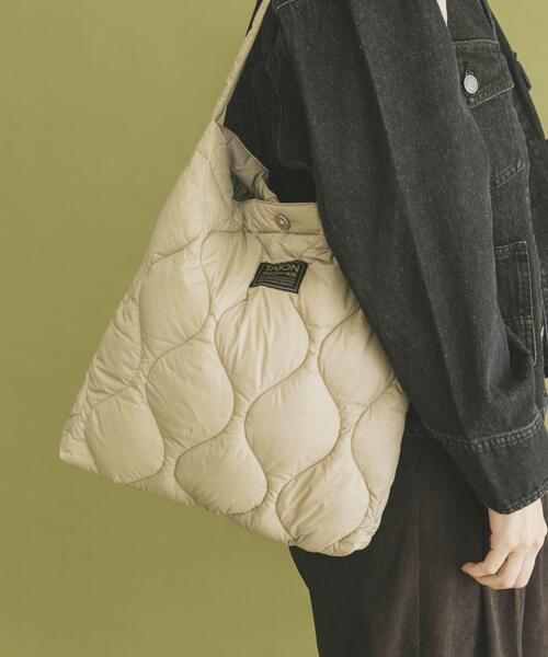 ITEMS URBANRESEARCH（アイテムズ アーバンリサーチ）の「TAION　Cross Body Down Bag -M（ショルダーバッグ・メンズ・ブラック/オリーブ/ブルー系その他/ベージュ系その他・-）」の2枚目の写真
