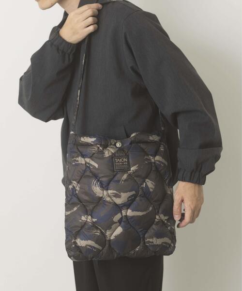 TAION(タイオン)の「TAION Cross Body Down Bag -M(ショルダーバッグ・メンズ・ブラック/オリーブ/ブルー系その他/ベージュ系その他/カモフラージュ・-)」の5枚目の写真
