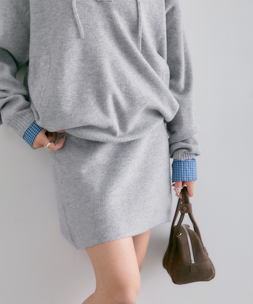 U by SPICK&SPAN(ユーバイスピックアンドスパン)の「FLUFFYニットミニスカート(スカート・レディース・グレー/ホワイト・FREE)」の1枚目の写真