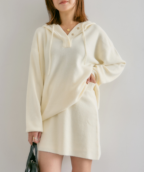 U by SPICK&SPAN(ユーバイスピックアンドスパン)の「FLUFFYニットミニスカート(スカート・レディース・グレー/ホワイト・FREE)」の2枚目の写真