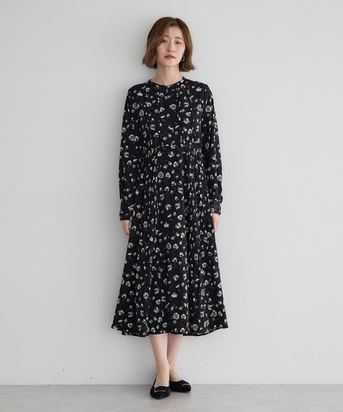 YECCA VECCA(イェッカヴェッカ)の「フラワー柄プリーツMIXワンピース(ワンピース・レディース・ベージュ/ブラック・FREE)」の3枚目の写真