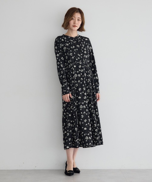 YECCA VECCA(イェッカヴェッカ)の「フラワー柄プリーツMIXワンピース(ワンピース・レディース・ベージュ/ブラック・FREE)」の4枚目の写真