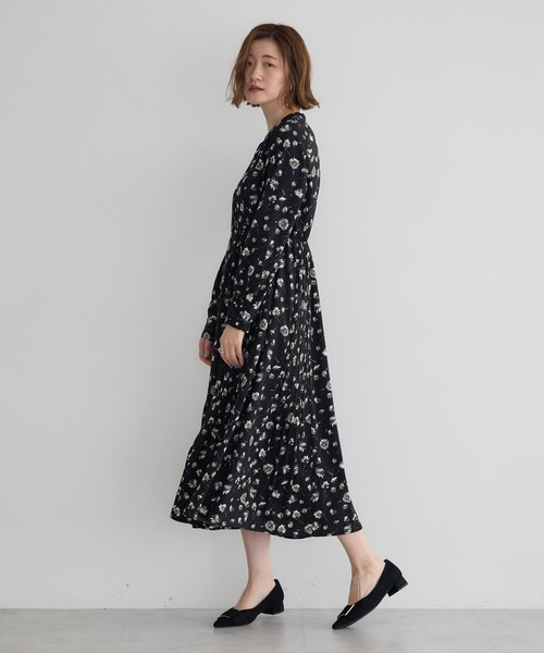 YECCA VECCA(イェッカヴェッカ)の「フラワー柄プリーツMIXワンピース(ワンピース・レディース・ベージュ/ブラック・FREE)」の5枚目の写真