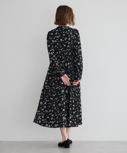 YECCA VECCA(イェッカヴェッカ)の「フラワー柄プリーツMIXワンピース(ワンピース・レディース・ベージュ/ブラック・FREE)」の7枚目の写真