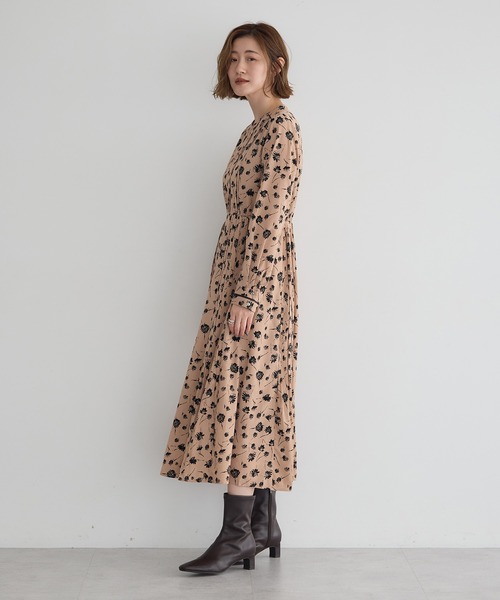 YECCA VECCA(イェッカヴェッカ)の「フラワー柄プリーツMIXワンピース(ワンピース・レディース・ベージュ/ブラック・FREE)」の10枚目の写真