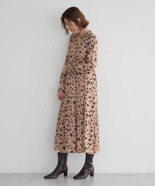 YECCA VECCA(イェッカヴェッカ)の「フラワー柄プリーツMIXワンピース(ワンピース・レディース・ベージュ/ブラック・FREE)」の11枚目の写真