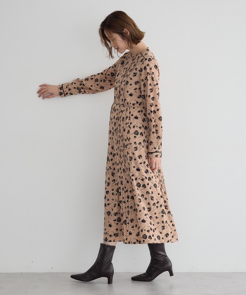 YECCA VECCA(イェッカヴェッカ)の「フラワー柄プリーツMIXワンピース(ワンピース・レディース・ベージュ/ブラック・FREE)」の12枚目の写真