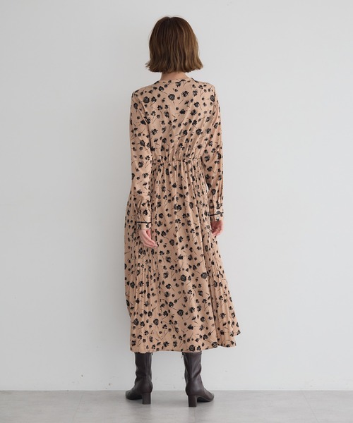 YECCA VECCA(イェッカヴェッカ)の「フラワー柄プリーツMIXワンピース(ワンピース・レディース・ベージュ/ブラック・FREE)」の13枚目の写真