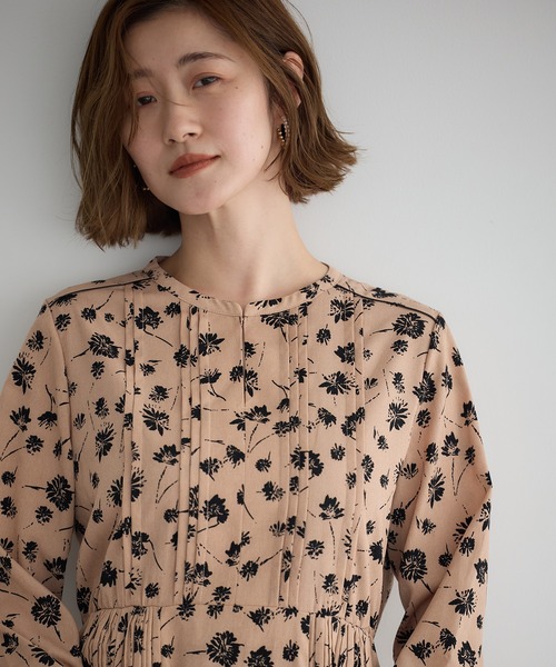 YECCA VECCA(イェッカヴェッカ)の「フラワー柄プリーツMIXワンピース(ワンピース・レディース・ベージュ/ブラック・FREE)」の14枚目の写真