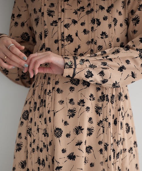 YECCA VECCA(イェッカヴェッカ)の「フラワー柄プリーツMIXワンピース(ワンピース・レディース・ベージュ/ブラック・FREE)」の15枚目の写真