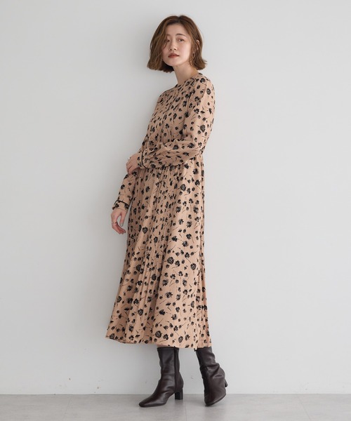 YECCA VECCA(イェッカヴェッカ)の「フラワー柄プリーツMIXワンピース(ワンピース・レディース・ベージュ/ブラック・FREE)」の9枚目の写真