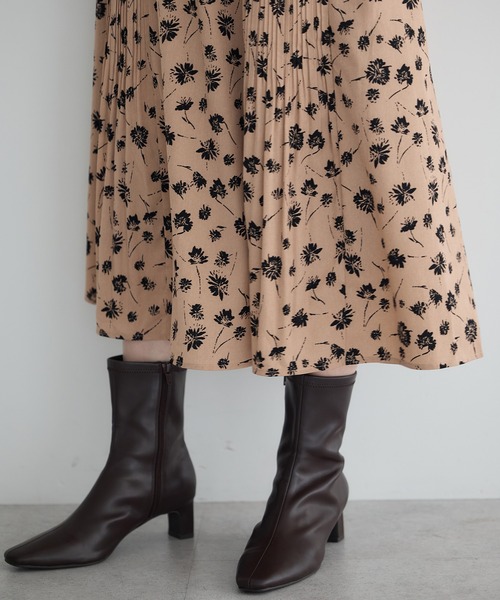 YECCA VECCA(イェッカヴェッカ)の「フラワー柄プリーツMIXワンピース(ワンピース・レディース・ベージュ/ブラック・FREE)」の16枚目の写真