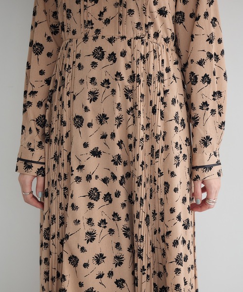 YECCA VECCA(イェッカヴェッカ)の「フラワー柄プリーツMIXワンピース(ワンピース・レディース・ベージュ/ブラック・FREE)」の17枚目の写真