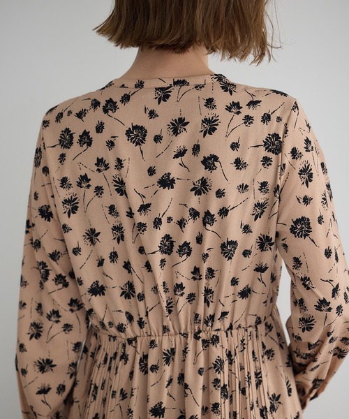 YECCA VECCA(イェッカヴェッカ)の「フラワー柄プリーツMIXワンピース(ワンピース・レディース・ベージュ/ブラック・FREE)」の18枚目の写真