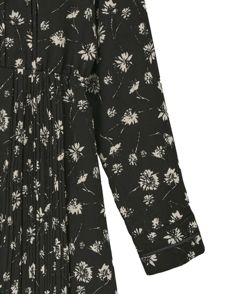 YECCA VECCA(イェッカヴェッカ)の「フラワー柄プリーツMIXワンピース(ワンピース・レディース・ベージュ/ブラック・FREE)」の22枚目の写真