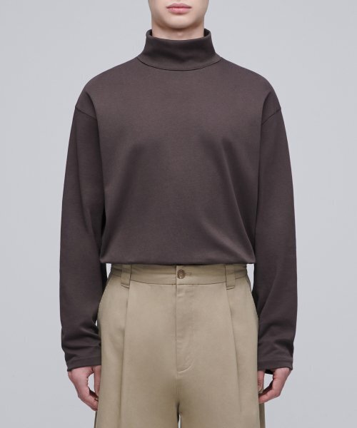 MUSINSA STANDARD（ムシンサスタンダード）の「リラックスドタートルネック長袖Tシャツ[ダークブラウン]（Tシャツ/カットソー・メンズ・その他・XXX-LARGE/SMALL/MEDIUM/LARGE/X-LARGE/XX-LARGE）」の2枚目の写真