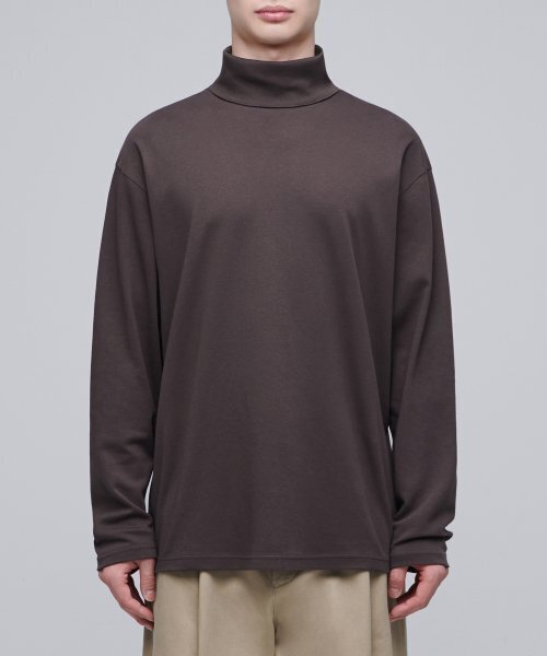 MUSINSA STANDARD（ムシンサスタンダード）の「リラックスドタートルネック長袖Tシャツ[ダークブラウン]（Tシャツ/カットソー・メンズ・その他・XXX-LARGE/SMALL/MEDIUM/LARGE/X-LARGE/XX-LARGE）」の3枚目の写真