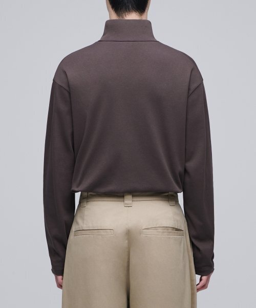 MUSINSA STANDARD（ムシンサスタンダード）の「リラックスドタートルネック長袖Tシャツ[ダークブラウン]（Tシャツ/カットソー・メンズ・その他・XXX-LARGE/SMALL/MEDIUM/LARGE/X-LARGE/XX-LARGE）」の4枚目の写真