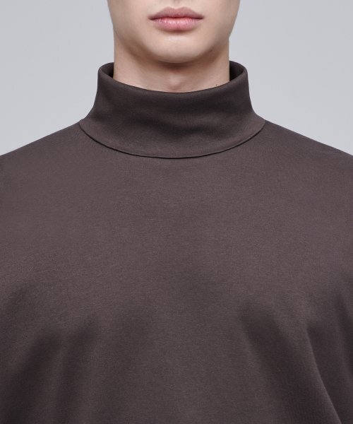 MUSINSA STANDARD（ムシンサスタンダード）の「リラックスドタートルネック長袖Tシャツ[ダークブラウン]（Tシャツ/カットソー・メンズ・その他・XXX-LARGE/SMALL/MEDIUM/LARGE/X-LARGE/XX-LARGE）」の5枚目の写真