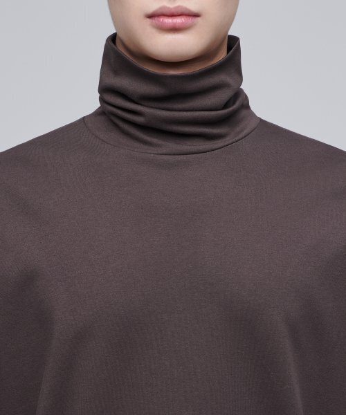 MUSINSA STANDARD（ムシンサスタンダード）の「リラックスドタートルネック長袖Tシャツ[ダークブラウン]（Tシャツ/カットソー・メンズ・その他・XXX-LARGE/SMALL/MEDIUM/LARGE/X-LARGE/XX-LARGE）」の6枚目の写真