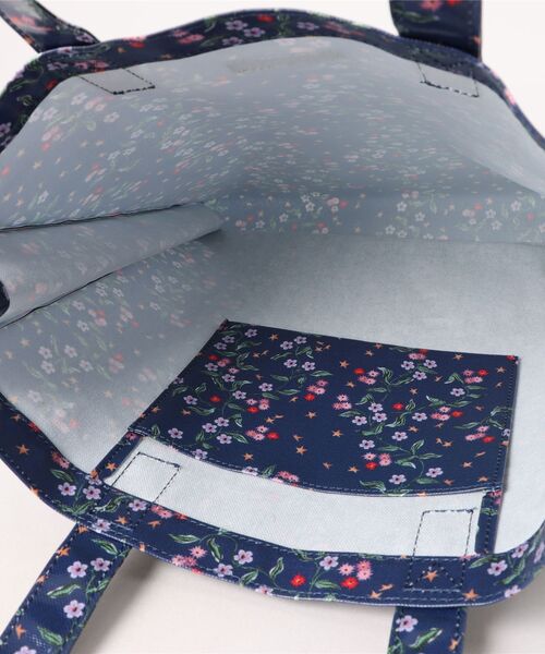 Cath Kidston(キャスキッドソン)の「ラージ ブックバッグTrailing Star Sprigs(トートバッグ・レディース・その他・FREE)」の4枚目の写真
