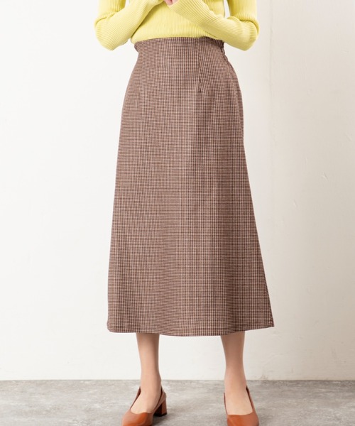 MILLION CARATS(ミリオンカラッツ)の「【起毛×チェックで冬気分満点】品よく華やぐ大人のストレッチスカート! 柔らかな起毛素材があたたかみを添え、脚長に見えるすっきりシルエット。後ろゴム仕様で快適なはき心地、きちんと感と女性らしさを両立した万能アイテム。(スカート・レディース・ピンク/ブラウン/グレー・FREE)」の3枚目の写真