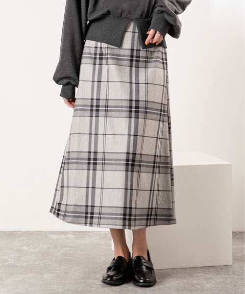 MILLION CARATS(ミリオンカラッツ)の「【起毛×チェックで冬気分満点】品よく華やぐ大人のストレッチスカート! 柔らかな起毛素材があたたかみを添え、脚長に見えるすっきりシルエット。後ろゴム仕様で快適なはき心地、きちんと感と女性らしさを両立した万能アイテム。(スカート・レディース・ピンク/ブラウン/グレー・FREE)」の4枚目の写真