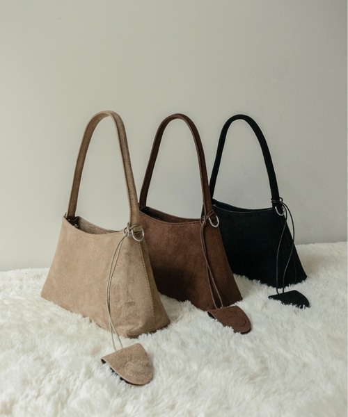 on:nue（オンニュ）の「【on:nue】[2WAY/肩紐付] ワンハンドルスエードショルダーバッグ（ショルダーバッグ・レディース・ベージュ/ブラウン/ブラック・FREE）」の2枚目の写真