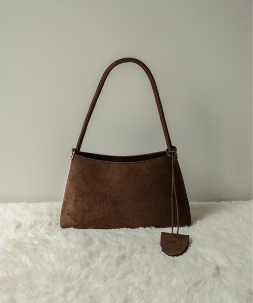 on:nue（オンニュ）の「【on:nue】[2WAY/肩紐付] ワンハンドルスエードショルダーバッグ（ショルダーバッグ・レディース・ベージュ/ブラウン/ブラック・FREE）」の19枚目の写真