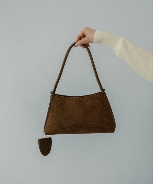on:nue（オンニュ）の「【on:nue】[2WAY/肩紐付] ワンハンドルスエードショルダーバッグ（ショルダーバッグ・レディース・ベージュ/ブラウン/ブラック・FREE）」の9枚目の写真