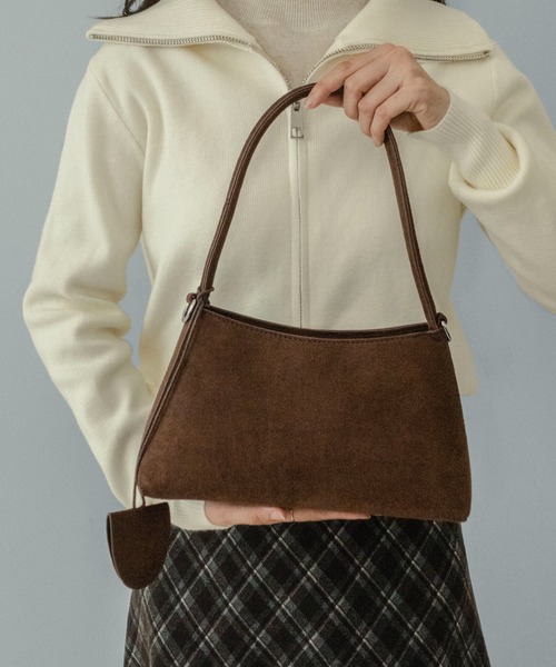 on:nue（オンニュ）の「【on:nue】[2WAY/肩紐付] ワンハンドルスエードショルダーバッグ（ショルダーバッグ・レディース・ベージュ/ブラウン/ブラック・FREE）」の10枚目の写真