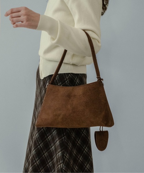 on:nue（オンニュ）の「【on:nue】[2WAY/肩紐付] ワンハンドルスエードショルダーバッグ（ショルダーバッグ・レディース・ベージュ/ブラウン/ブラック・FREE）」の11枚目の写真