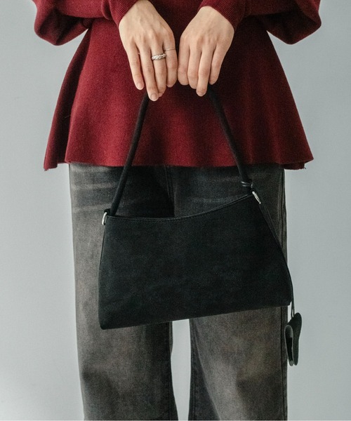 on:nue（オンニュ）の「【on:nue】[2WAY/肩紐付] ワンハンドルスエードショルダーバッグ（ショルダーバッグ・レディース・ベージュ/ブラウン/ブラック・FREE）」の15枚目の写真