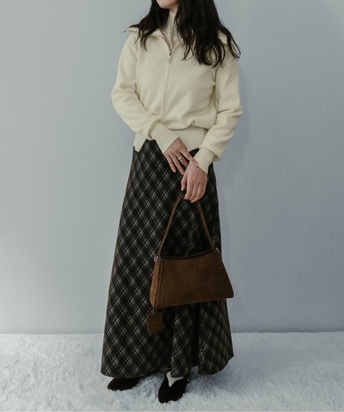 on:nue（オンニュ）の「【on:nue】[2WAY/肩紐付] ワンハンドルスエードショルダーバッグ（ショルダーバッグ・レディース・ベージュ/ブラウン/ブラック・FREE）」の13枚目の写真