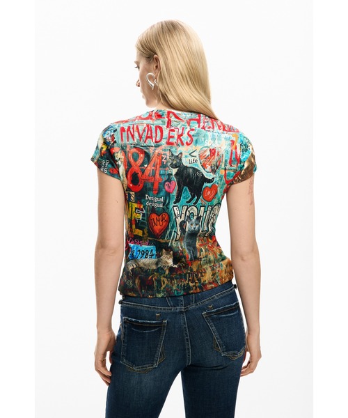 Desigual(デシグアル)の「グラフィティ風総柄プリント半袖Tシャツ ストリート×グランジ 2026年春夏 新作(Tシャツ/カットソー・レディース・レッド・XL/L/M/S/XS)」の2枚目の写真