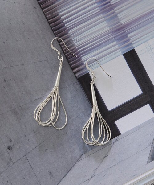 ear PAPILLONNER(イアパピヨネ)の「《スターリングシルバー使用》リキッドシルバー5連フープピアス(ピアス(両耳用)・レディース・シルバー系その他4・FREE)」の2枚目の写真