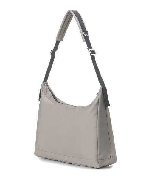 HYPHEN(ハイフン)の「NYLON BIG MESSENGER BAG (B004_BEIGE)(メッセンジャーバッグ・メンズ・ベージュ・FREE)」の1枚目の写真