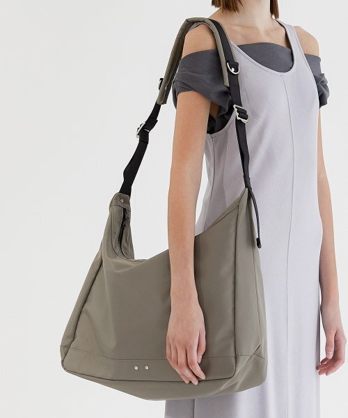 HYPHEN(ハイフン)の「NYLON BIG MESSENGER BAG (B004_BEIGE)(メッセンジャーバッグ・メンズ・ベージュ・FREE)」の2枚目の写真