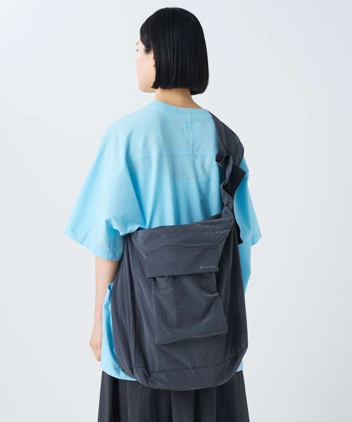 Snow Peak（スノーピーク）の「Snow Peak / Ripstop Wrap Cross Bag リップストップラップクロスバッグ（ショルダーバッグ・メンズ・グレイッシュベージュ/チャコール/ブラウン・ONE SIZE）」の4枚目の写真