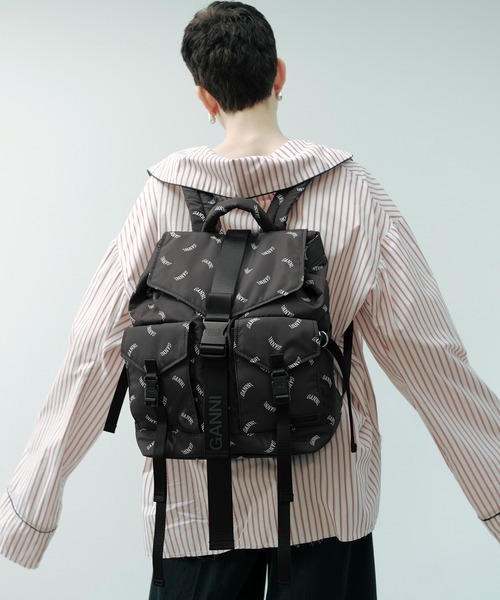 GANNI（ガニー）の「【GANNI for ADAM ET ROPE'】Re-Tech Logo Print Backpack（バックパック/リュック・レディース・ブラック・FREE）」の2枚目の写真