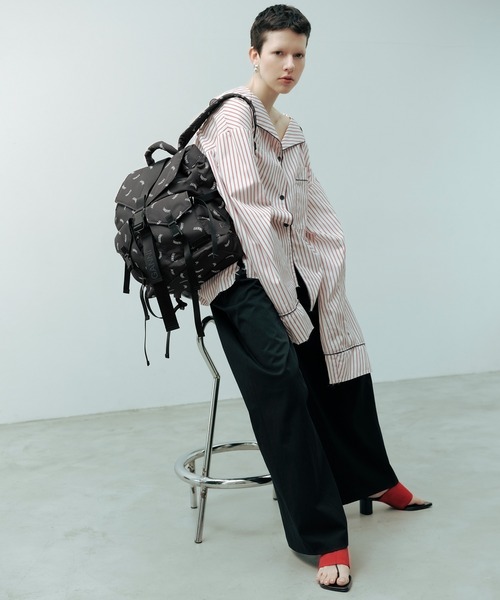 GANNI（ガニー）の「【GANNI for ADAM ET ROPE'】Re-Tech Logo Print Backpack（バックパック/リュック・レディース・ブラック・FREE）」の3枚目の写真