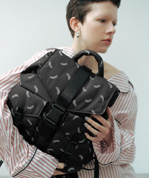 GANNI（ガニー）の「【GANNI for ADAM ET ROPE'】Re-Tech Logo Print Backpack（バックパック/リュック・レディース・ブラック・FREE）」の5枚目の写真