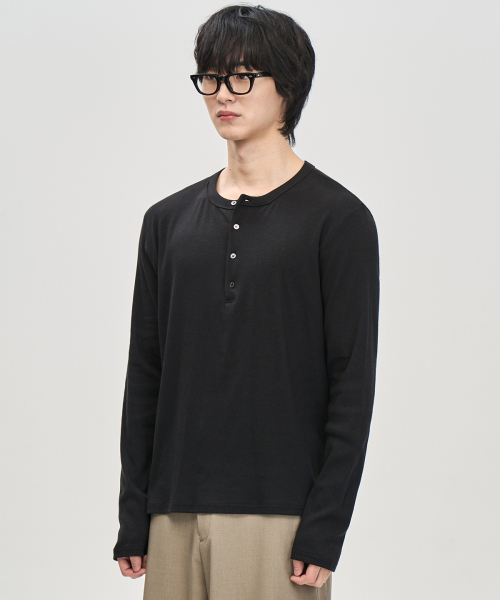 PRAIRIE(KR)(プレーリー)の「ヘンリーネックゴルジロングスリーブ(ブラック)(Tシャツ/カットソー・メンズ・ブラック・MEDIUM/LARGE)」の2枚目の写真