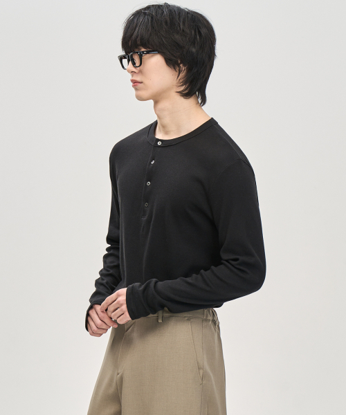 PRAIRIE(KR)(プレーリー)の「ヘンリーネックゴルジロングスリーブ(ブラック)(Tシャツ/カットソー・メンズ・ブラック・MEDIUM/LARGE)」の3枚目の写真