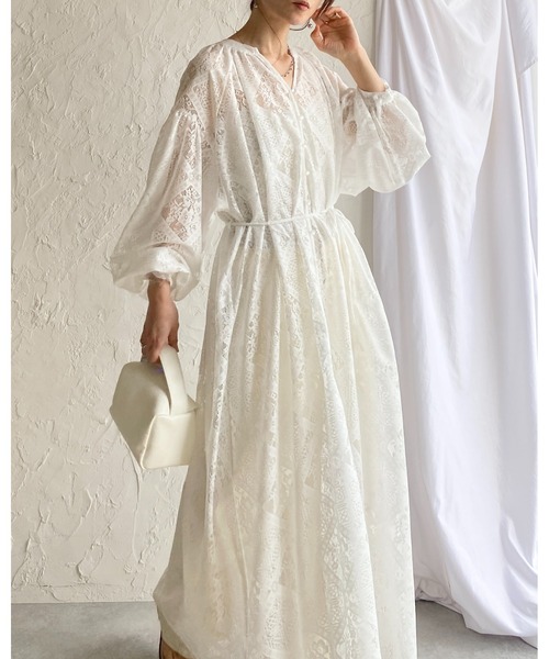 She's Closet(シーズクローゼット)の「クロシェ編み風 ボリュームスリーブ Vネックブロックレースロングワンピース(ワンピース・レディース・ブラック/アイボリー/ベージュ/ホワイト・FREE)」の2枚目の写真