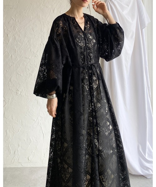 She's Closet(シーズクローゼット)の「クロシェ編み風 ボリュームスリーブ Vネックブロックレースロングワンピース(ワンピース・レディース・ブラック/アイボリー/ベージュ/ホワイト・FREE)」の5枚目の写真