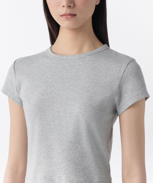 MUSINSA STANDARD WOMAN（ムシンサスタンダードウーマン）の「ウィメンズスリムクロップクルーネックTシャツ[ミディアムグレー]（Tシャツ/カットソー・レディース・その他・LARGE/MEDIUM/X-SMALL/X-LARGE/SMALL）」の4枚目の写真