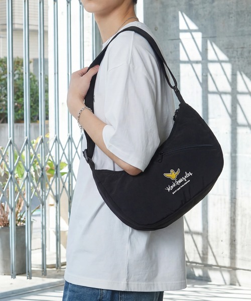 Mark Gonzales（マーク・ゴンザレス）の「【Mark Gonzales/マーク ゴンザレス】アートワークデザインコレクション バックスラッシュ ショルダーバッグ（ショルダーバッグ・メンズ・ブラック系1/ブラック系2・FREE）」の4枚目の写真