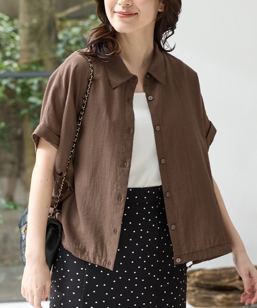 Honeys(ハニーズ)の「【ハニさら・接触冷感】裾ドロストシアーシャツ(シャツ/ブラウス・レディース・スミクロ/ブラウン/グレイッシュベージュ/グレイッシュブルー・L/LL/M)」の3枚目の写真