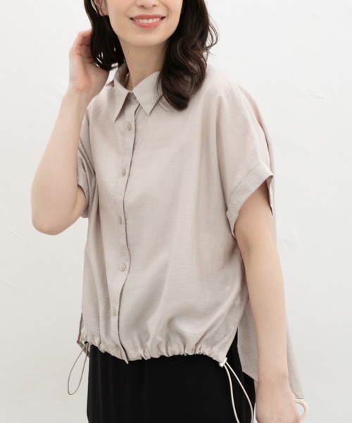 Honeys(ハニーズ)の「【ハニさら・接触冷感】裾ドロストシアーシャツ(シャツ/ブラウス・レディース・スミクロ/ブラウン/グレイッシュベージュ/グレイッシュブルー・L/LL/M)」の1枚目の写真
